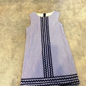 A vineyard vines dress size 8.
